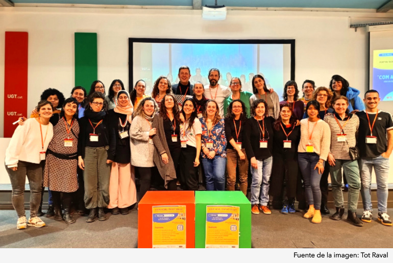 Imagen de grupo de los profesionales y entidades que participaron en la jornada ‘¿Cómo acoge Ciutat Vella?’, dedicada a la acogida de personas en situación administrativa irregular.