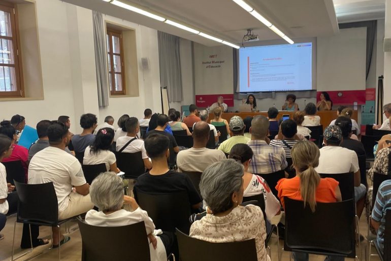 Alba Suñé, advocada de l’AMIC-UGT, impartint una ponència sobre el nou Reglament d’Estrangeria en una jornada informativa a Tarragona.